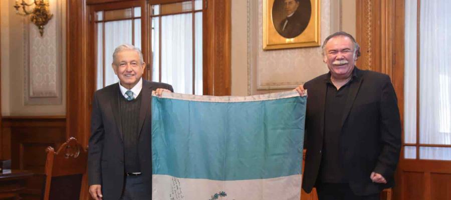 Recibe AMLO al actor Jesús Ochoa y recuerdan marchas de 2006