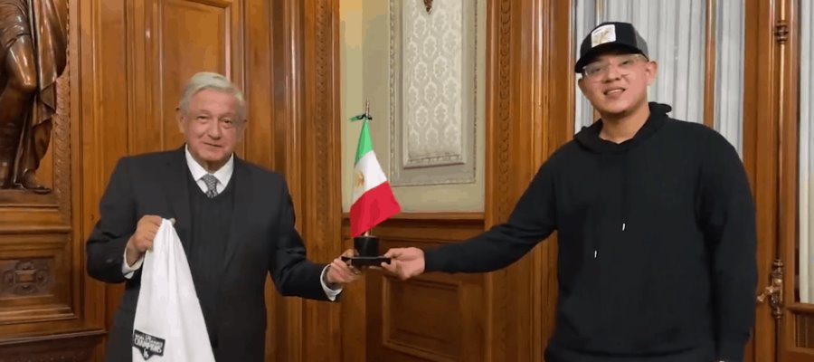 Regala Julio Urías jersey de los campeones Dodgers de Los Ángeles a AMLO