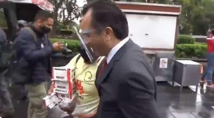 Senador critica a gobernador de Veracruz por negarse a comprar dulces a vendedor