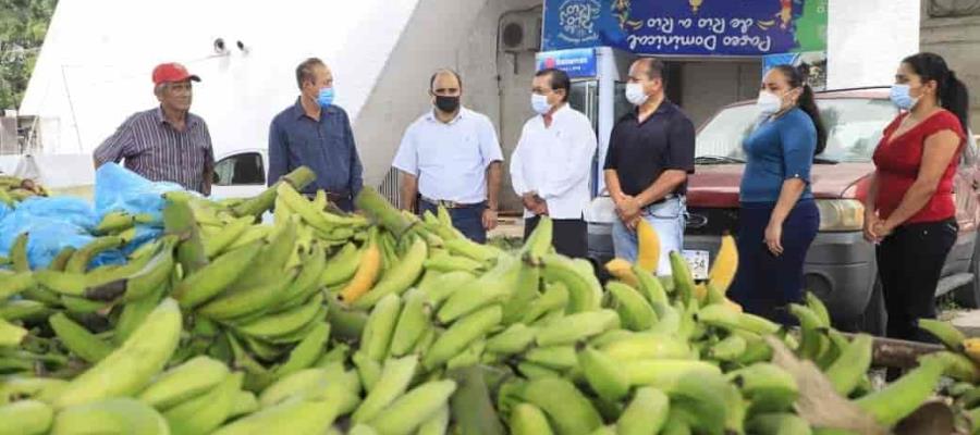 Donan productores plataneros de La Isla casi 4 toneladas para refugios temporales