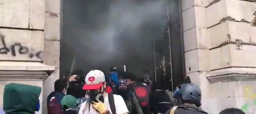 Toman Congreso de Guatemala y le prenden fuego durante manifestación 