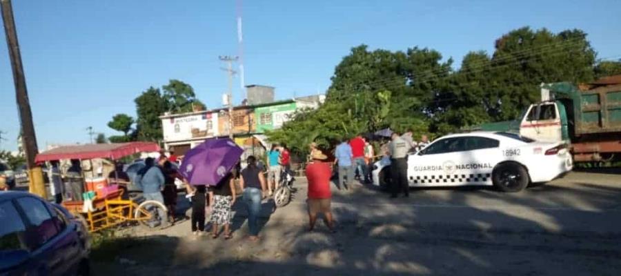 Pobladores bloquean la vía Cárdenas-Comalcalco; exigen reubicar el drenaje que los inunda de aguas negras