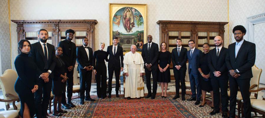 Jugadores de NBA visitan al Papa Francisco; tratan la discriminación racial Jugadores de NBA visitan al Papa Francisco; tratan la discriminación racial