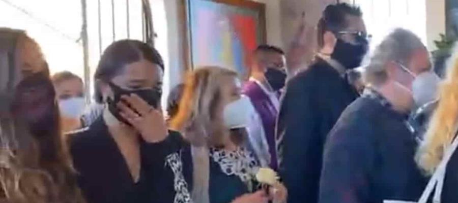 Angela Aguilar de las más conmovidas en el funeral de Flor Silvestre Angela Aguilar de las más conmovidas en el funeral de Flor Silvestre