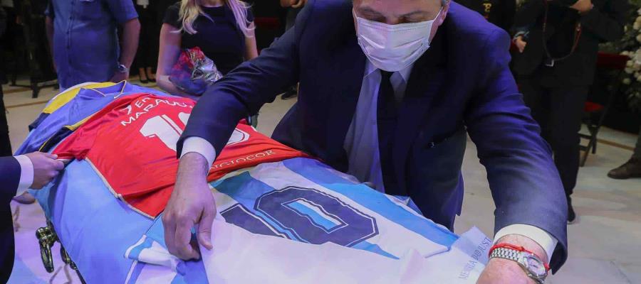 Entre enfrentamientos de policías con hinchas, polémica y un funeral íntimo, dicen adiós a Maradona