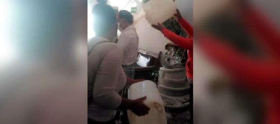 Ganaderos de Chihuahua bañan con leche al delegado de Liconsa; lo acusan de adeudar recursos