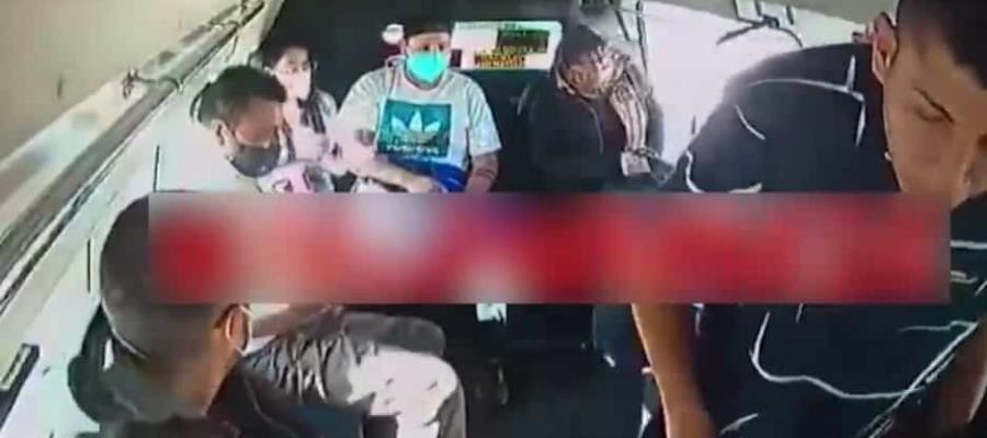 Reclaman pasajeros a chofer de transporte público por detenerse en zona donde fueron asaltados en Edomex Reclaman pasajeros a chofer de transporte público por detenerse en zona donde fueron asaltados en Edomex