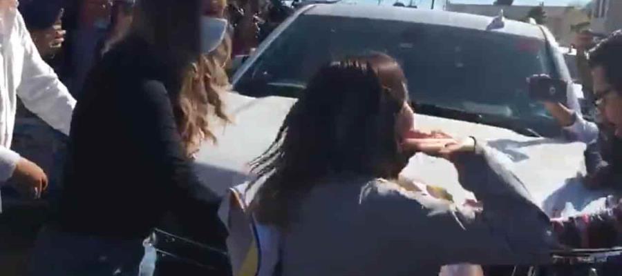 Familiar de paciente con cáncer “cachetea” a personal de la ayudantía de AMLO, durante su gira por Baja California