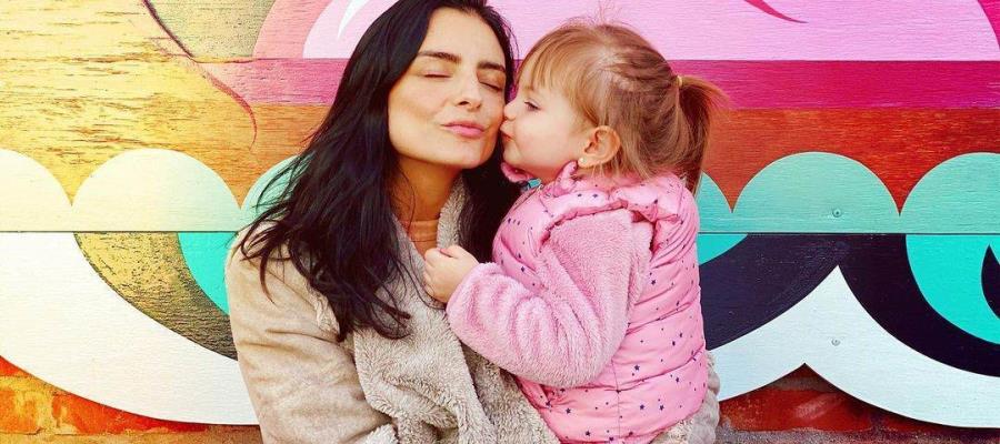 La hija de Aislinn Derbez se lleva fuerte golpe en la cabeza mientras su mamá intentaba escapar de la prensa La hija de Aislinn Derbez se lleva fuerte golpe en la cabeza mientras su mamá intentaba escapar de la prensa