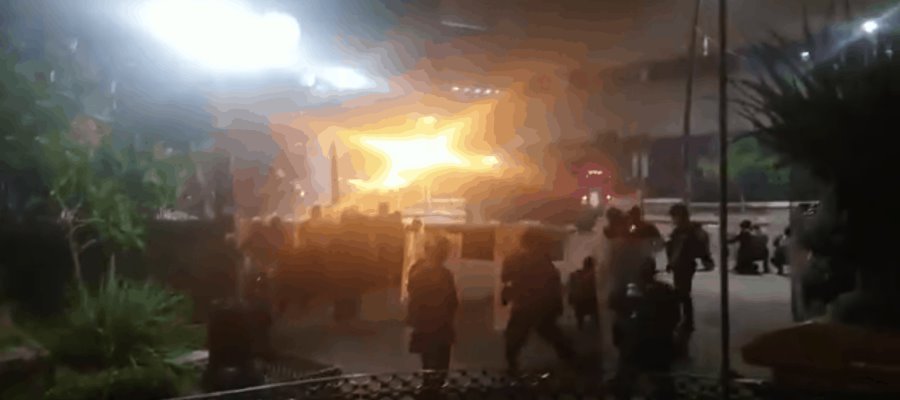 Policías de Chiapas desalojan a normalistas que se encontraban asentados en el parque central de Tuxtla Gutiérrez