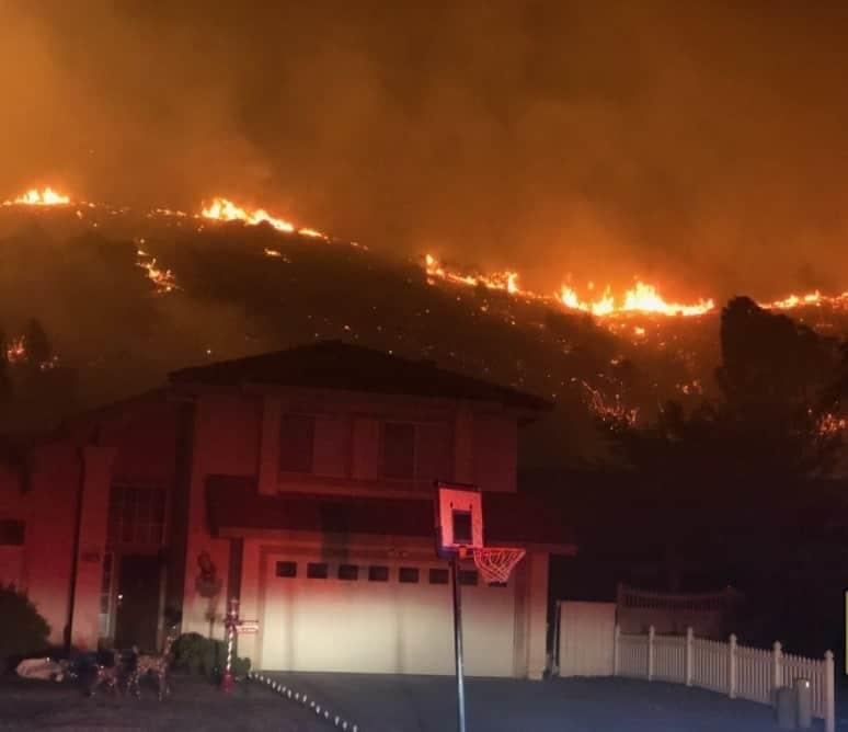 Desalojan a 25 mil en California por incendio 