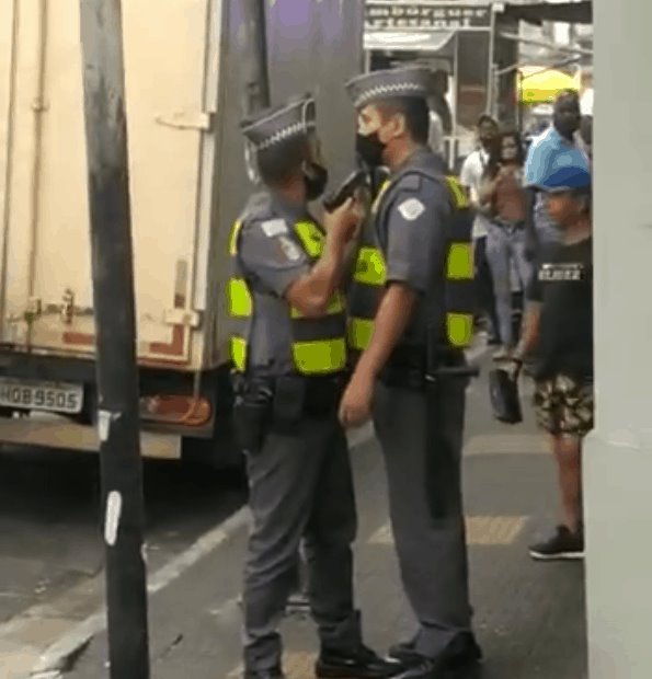 Policía apunta con pistola a compañero “por tardar 5 minutos” más en el descanso en Brasil