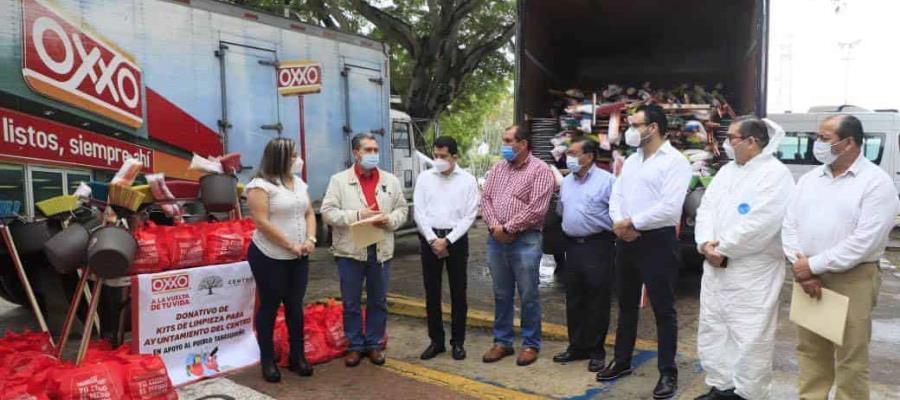 Dona OXXO a Ayuntamiento de Centro 500 kits de limpieza para repartir a los damnificados por inundaciones