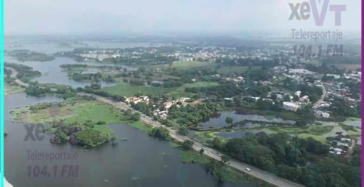 Sobrevuela SEDENA zonas afectadas por inundaciones en Tabasco