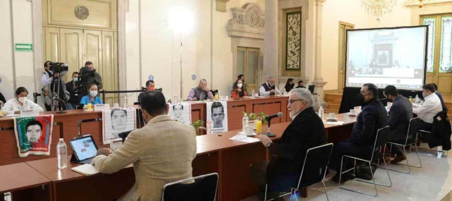 Se reúnen padres de estudiantes de Ayotzinapa desaparecidos con AMLO