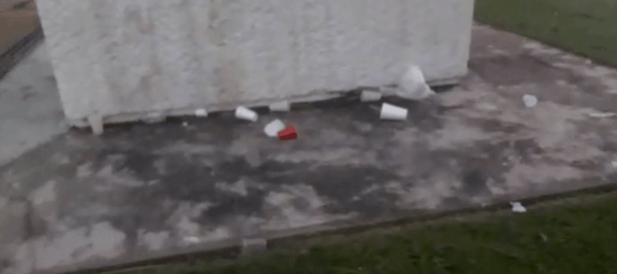 Dejan ciudadanos que acudieron a cobrar apoyos, gran cantidad de basura alrededor del Palacio Municipal