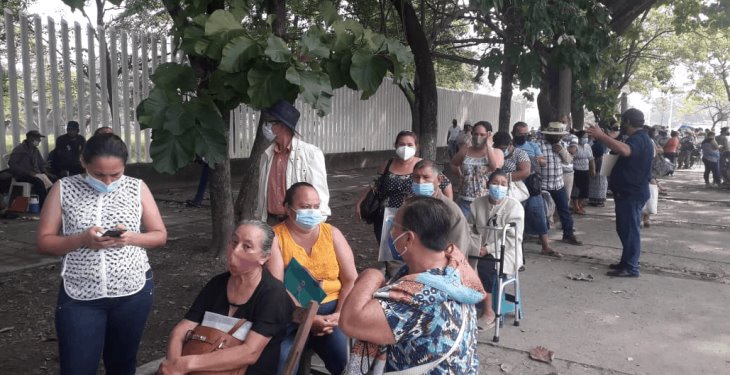 Con retraso, desorganización y sin sana distancia realizan pagos por inundaciones en el Parque Tabasco