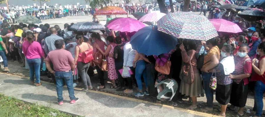 Filas kilométricas de personas en el primer día de entrega de apoyos a damnificados por inundaciones