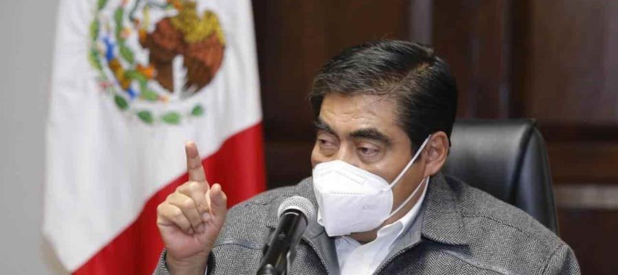 Vuelvan a confinarse, no es un fin de año para posadas y brindis señala gobernador de Puebla