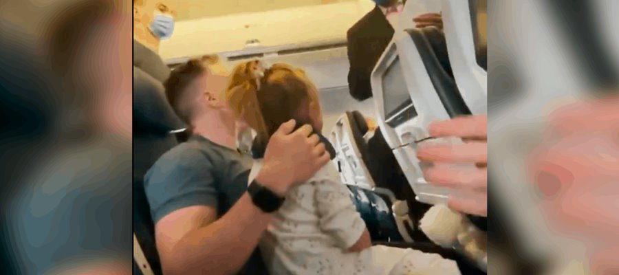 En EU expulsan de avión a pareja porque su hija de 2 años no usaba cubrebocas