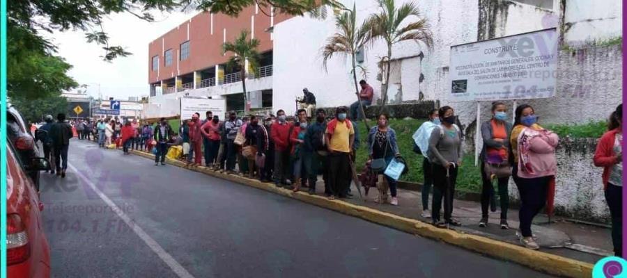 Habitantes de Centro y Nacajuca ya hacen fila para el cobro del censo, a más de 4 horas del inicio de la atención
