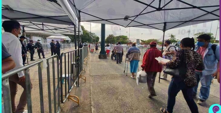 A tres días de concluir el pago a afectados persisten largas filas en el Parque Tabasco; ayer fue el día de mayor afluencia A tres días de concluir el pago a afectados persisten largas filas en el Parque Tabasco; ayer fue el día de mayor afluencia