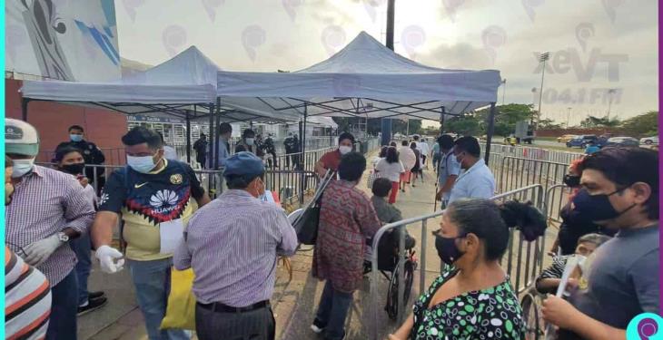 A tres días de concluir el pago a afectados persisten largas filas en el Parque Tabasco; ayer fue el día de mayor afluencia A tres días de concluir el pago a afectados persisten largas filas en el Parque Tabasco; ayer fue el día de mayor afluencia