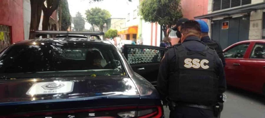 Policías de la CDMX hacen largas filas para recoger vales de despensa