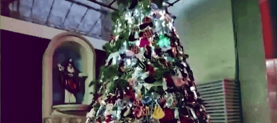 En Indonesia decoran árbol de Navidad con cubrebocas y botellitas de gel 
