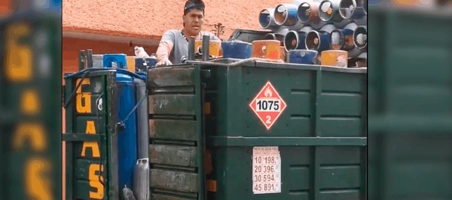 Repartidor promociona el gas al ritmo de villancicos navideños en la CDMX