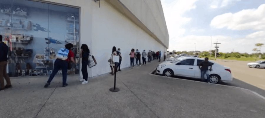 Desafía Santa Claus al Covid: Abarrotan jugueterías por compras navideñas