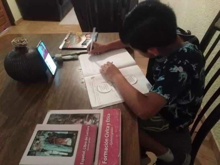 ESPECIAL: Aprendizaje de alumnos ha sido lento con clases en línea, reconoce maestra