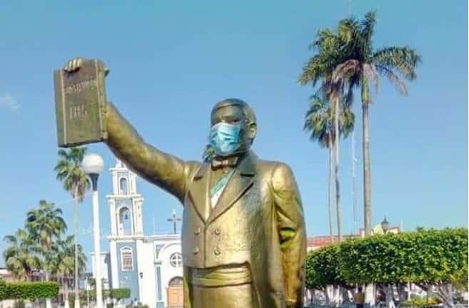 Colocan cubrebocas a monumento de Benito Juárez en Comalcalco Colocan cubrebocas a monumento de Benito Juárez en Comalcalco
