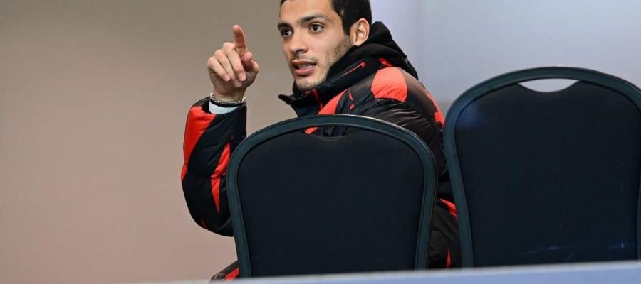 Raúl Jiménez acude a su primer partido tras fractura de cráneo