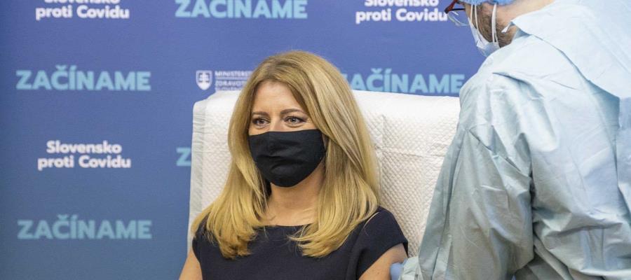 Zuzana Caputova, presidenta de Eslovaquia se vacuna contra COVID-19