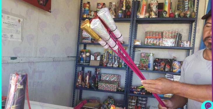 Piden vendedores de pirotecnia a padres comprar sus productos pero supervisar a los menores