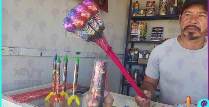 Piden vendedores de pirotecnia a padres comprar sus productos pero supervisar a los menores
