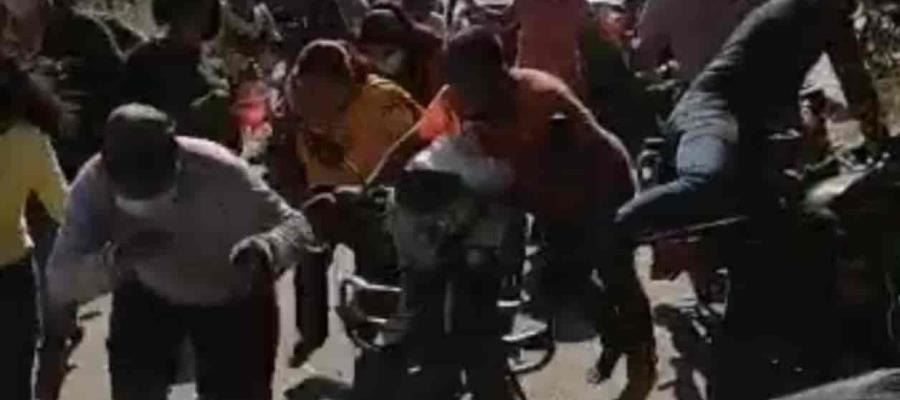 Pobladores bloquean en Huimanguillo tras no haber sido censados; antimotines los desalojan