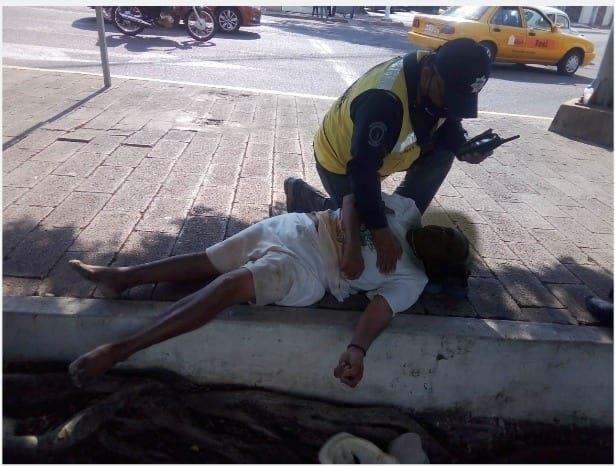 Reconocen labor de Elemento de la PEC que auxilió a persona que se desmayó en la vía pública