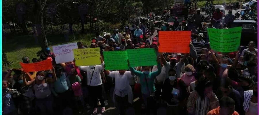 Bloquean carretera habitantes de Huimanguillo tras no ser censados por Bienestar
