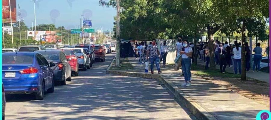 Abarrotan plaza Altabrisa por compras de fin de año; clientes esperan más de una hora para ingresar Abarrotan plaza Altabrisa por compras de fin de año; clientes esperan más de una hora para ingresar