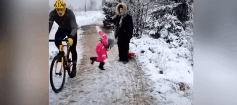 En Bélgica, ciclista empuja a una niña que bloqueaba su camino