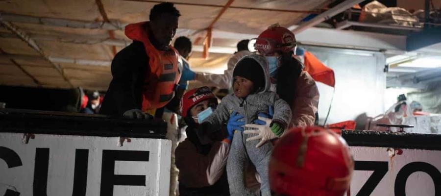 Rescata ONG española a 96 migrantes que naufragaban en el Mar Mediterráneo Rescata ONG española a 96 migrantes que naufragaban en el Mar Mediterráneo