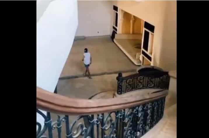 Jóvenes entran a la mansión abandonada de Luis Miguel en Acapulco