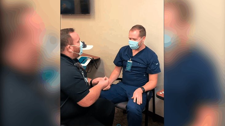 Propone matrimonio mientras lo vacunan contra COVID-19 en EEUU