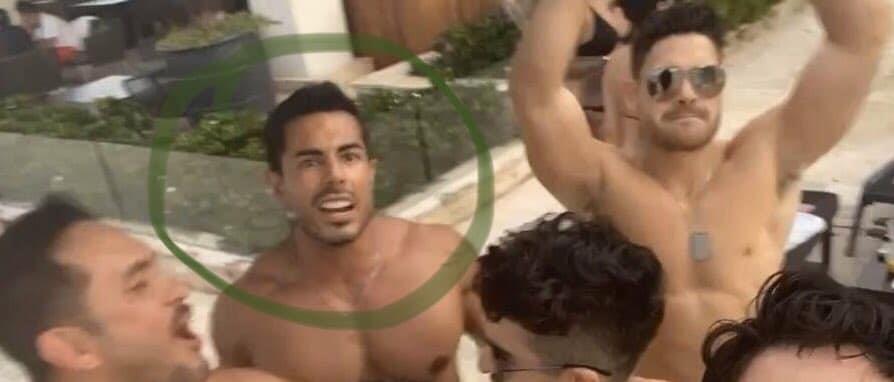 Exhiben en redes sociales a oftalmólogo vacunado contra el Covid-19 por irse de fiesta a la playa