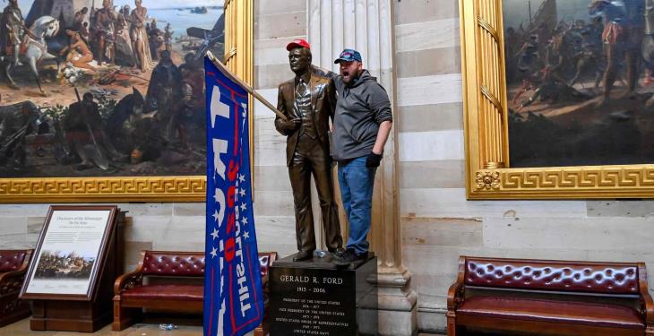 Simpatizantes de Trump toman Congreso de EEUU; Biden lo califica de “insurrección”