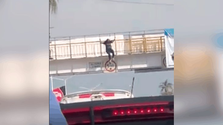 En Morelos, bomberos rescatan a mujer que intentaba lanzarse de un puente