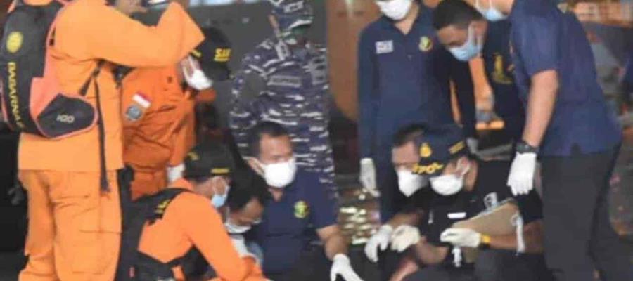 Localizan cajas negras del avión que se estrelló en Indonesia