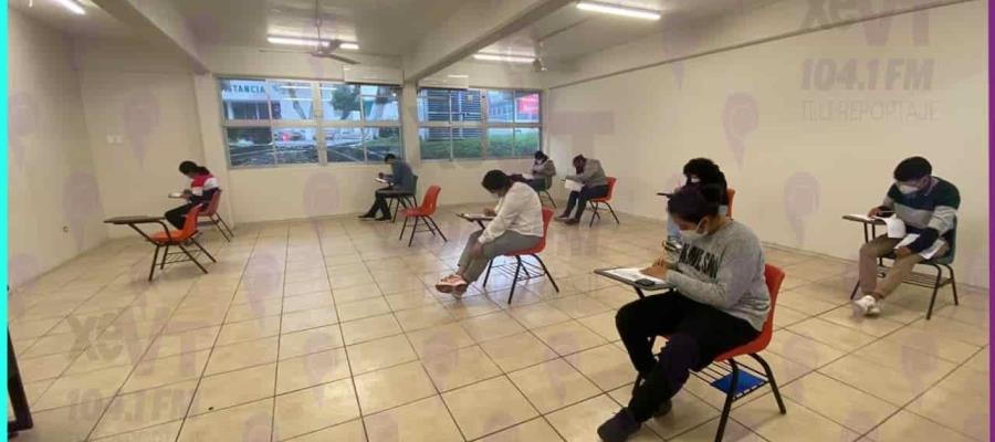 Inicia aplicación de examen de admisión en la UJAT; pese a recomendación, padres esperan a sus hijos a las afueras 